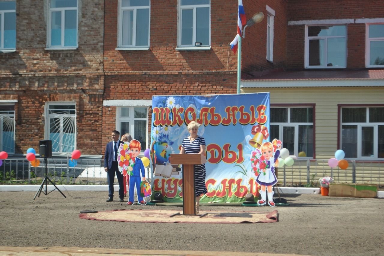 Для 23 выпускников Новошешминской гимназии прозвенел последний школьный звонок (фоторепортаж)