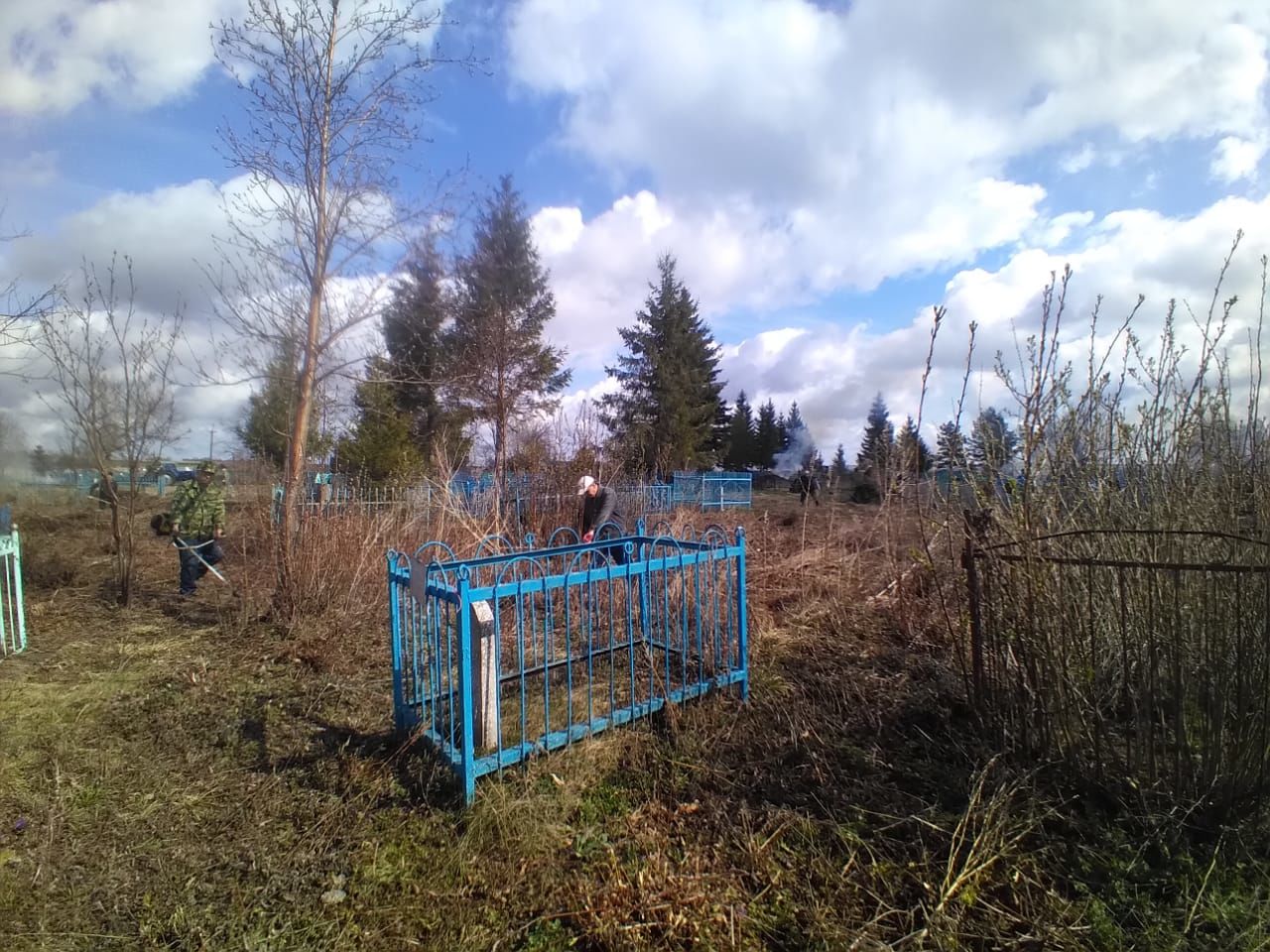 В селе Ак  Буре организованно провели уборку кладбища (фото)