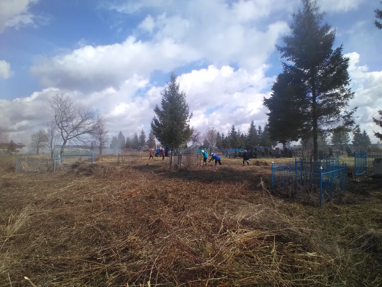 В селе Ак  Буре организованно провели уборку кладбища (фото)