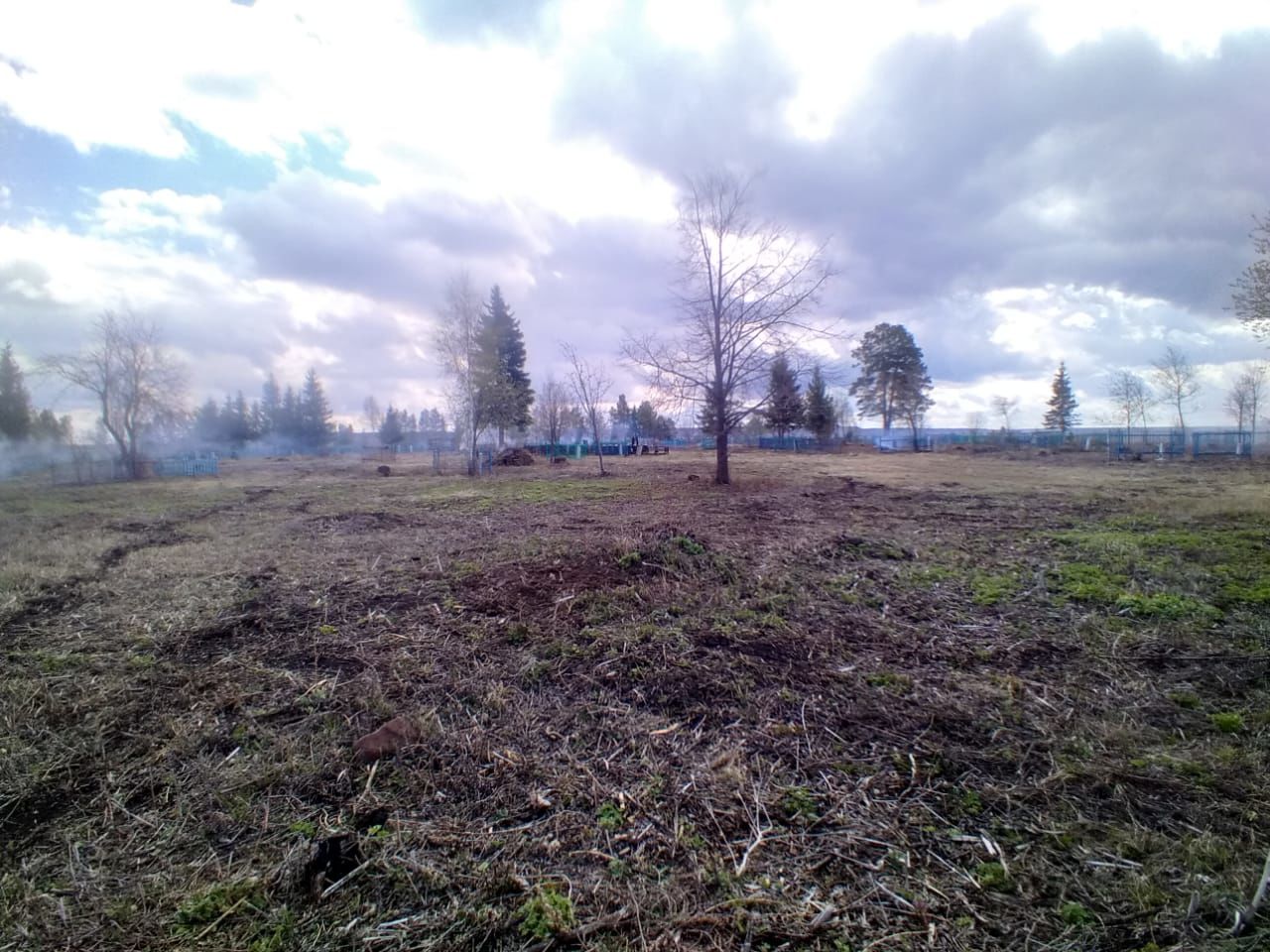 В селе Ак  Буре организованно провели уборку кладбища (фото)