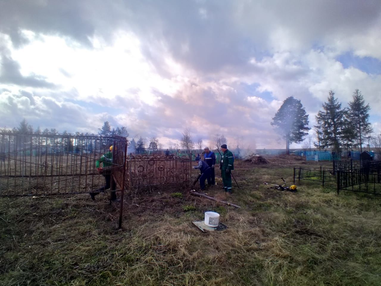 В селе Ак  Буре организованно провели уборку кладбища (фото)