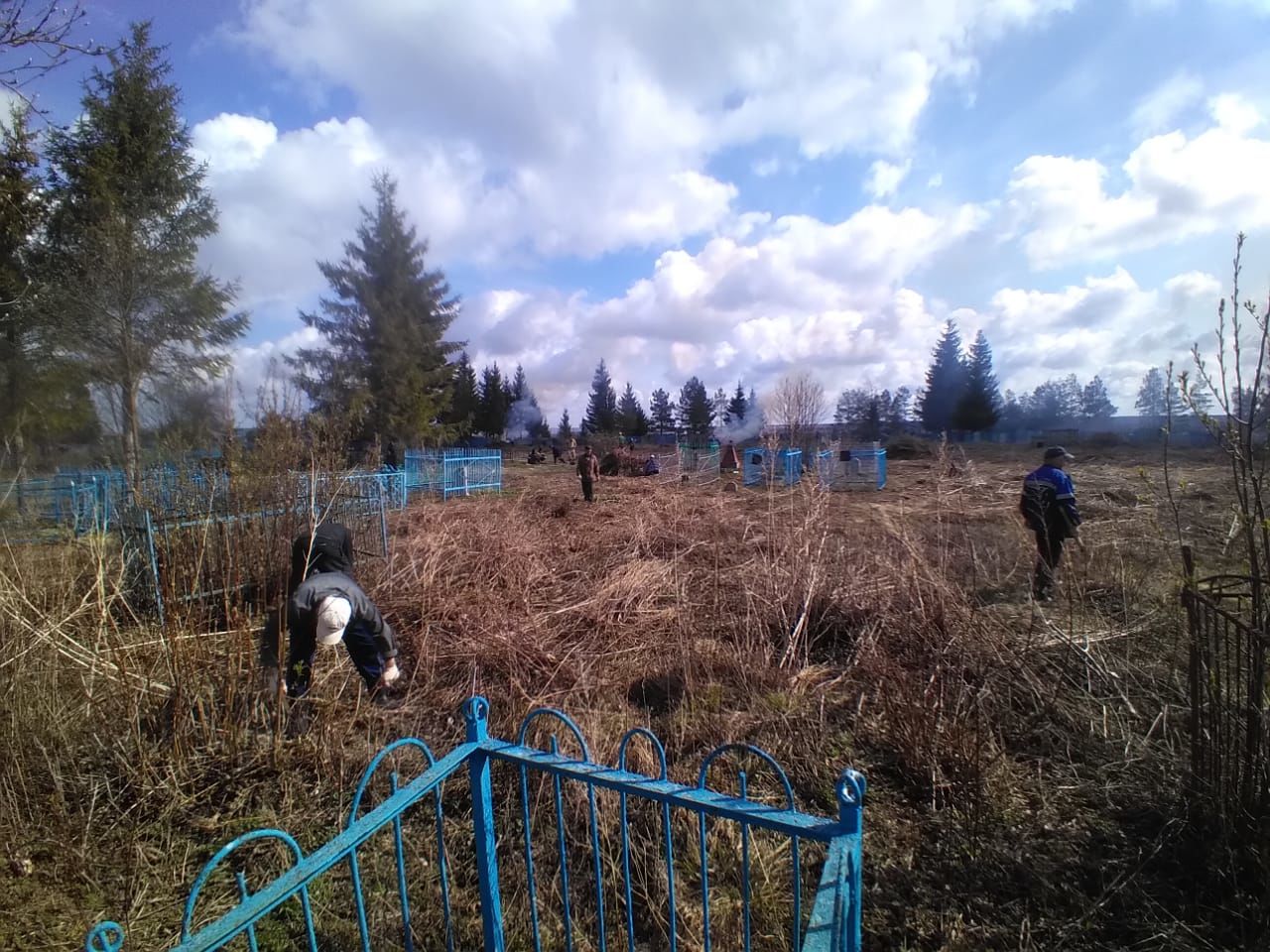 В селе Ак  Буре организованно провели уборку кладбища (фото)