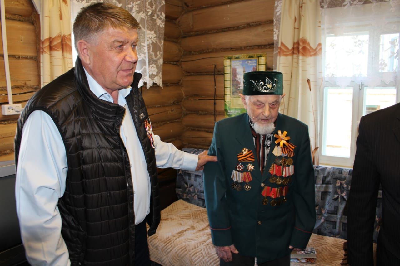 Район башлыгы Вячеслав Козлов сугыш ветераннарына бүләкләр тапшырган