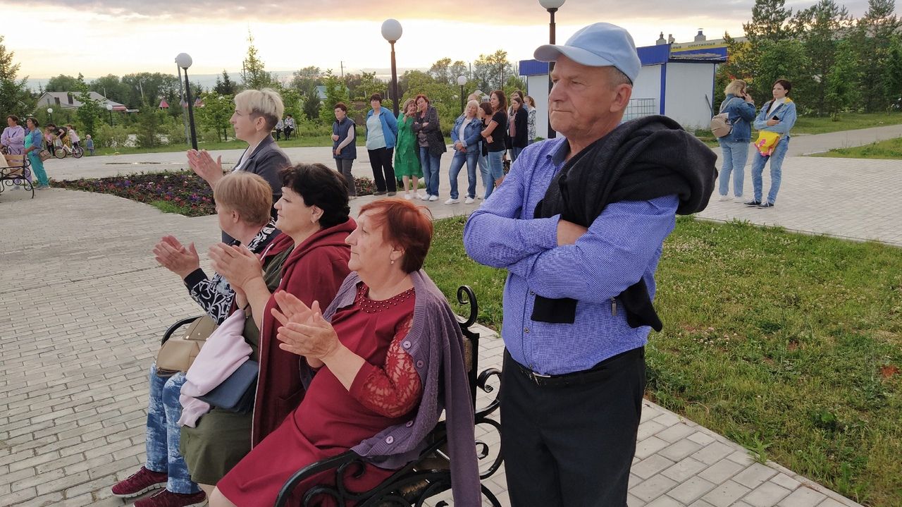 12 июня в парке культуры и отдыха Новошешминска прошел концерт в честь Дня России (фоторепортаж)