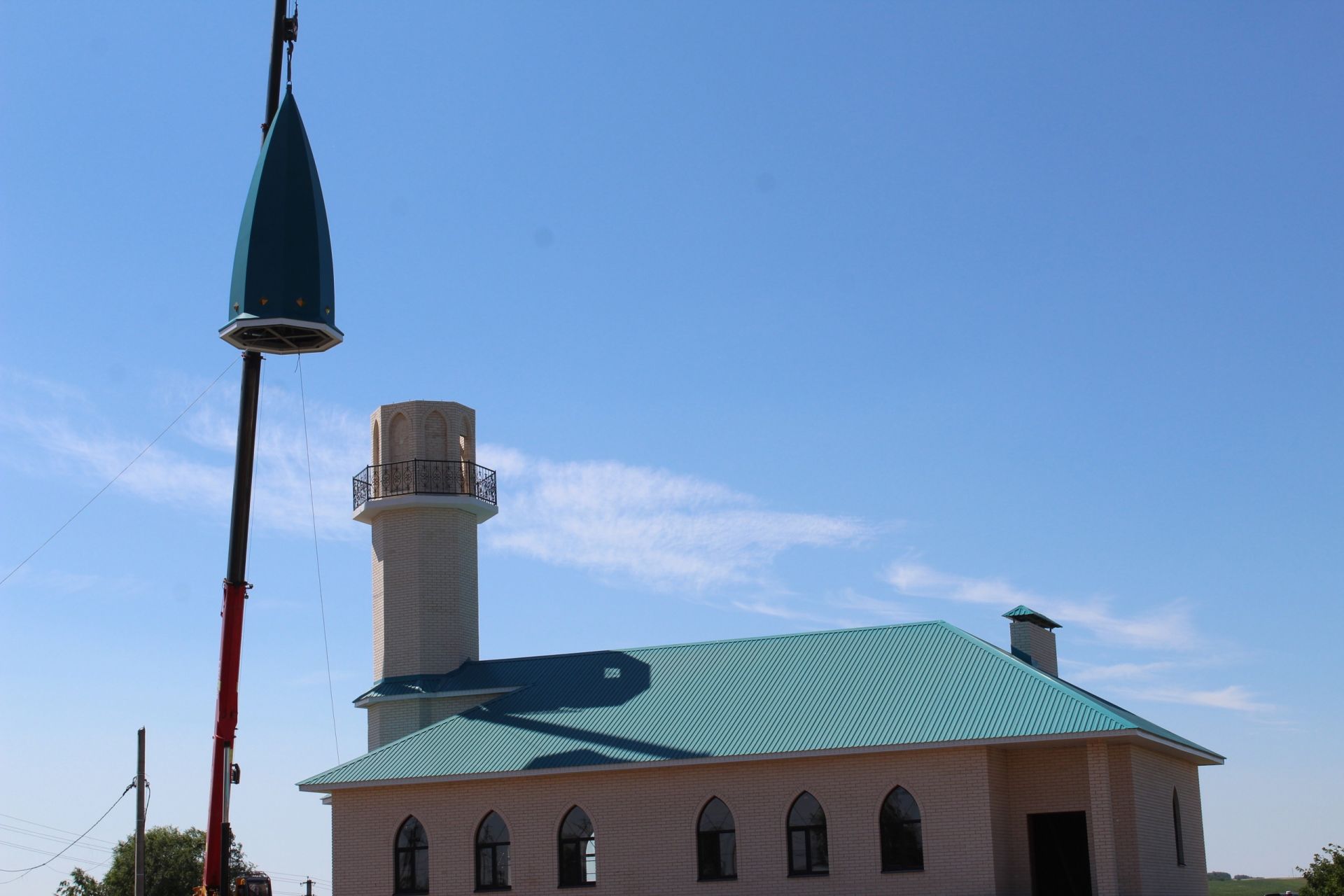 В Азеевской новой мечети установили купол минарета и полумесяц (фото, видео)