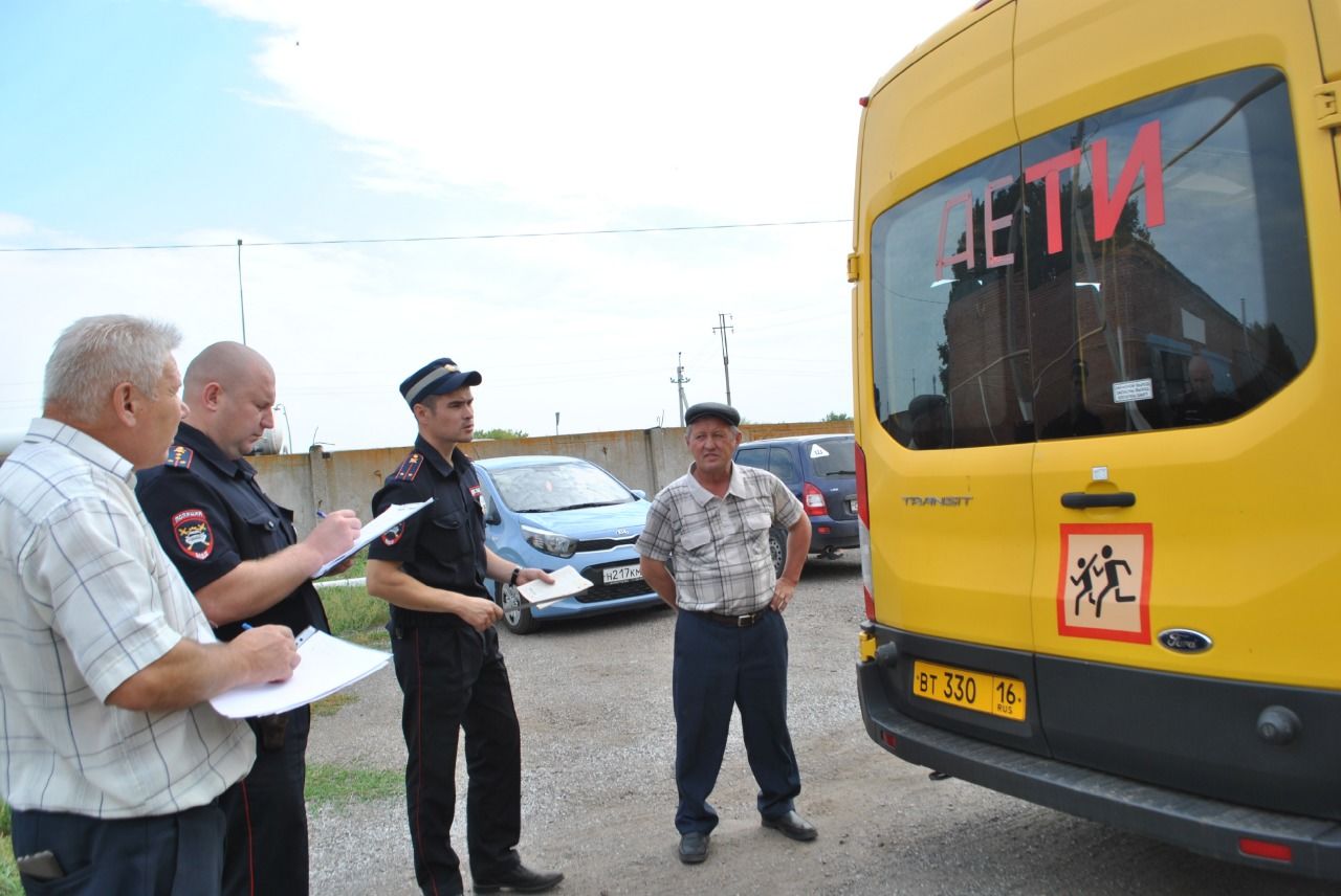В преддверии нового учебного года сотрудники ГИБДД проверяют техническое состояние школьных автобусов