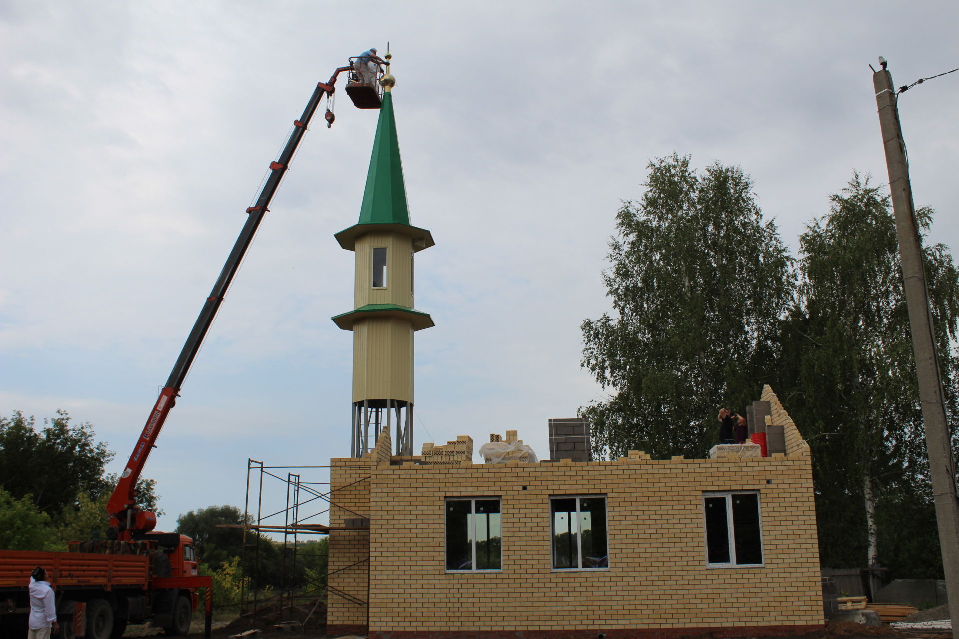 В Бакташской новой мечети установлен минарет и полумесяц
