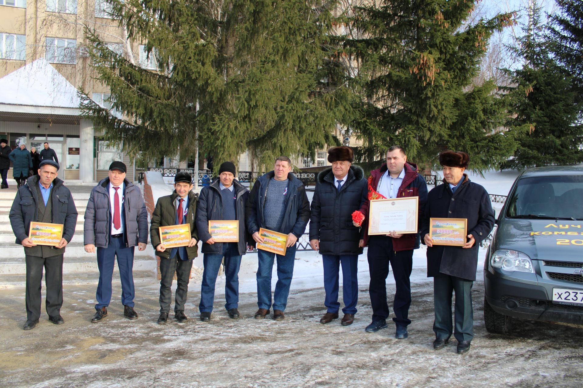 Районның иң яхшы комбайнчысы автомобиль белән бүләкләнде