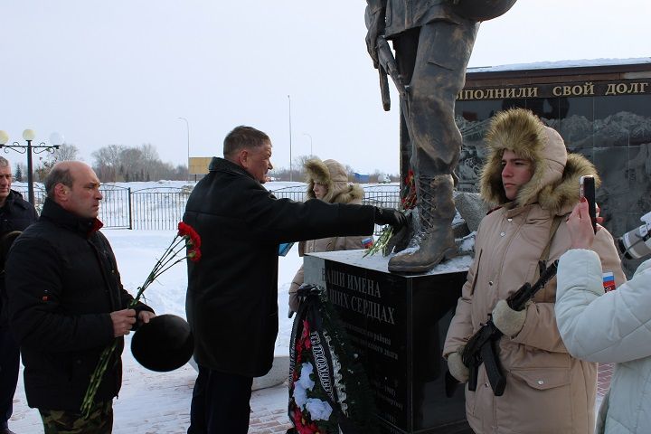 15 февраля в Новошешминске прошел митинг, посвященный 33-ей годовщине вывода советских войск из Афганистана (видео)