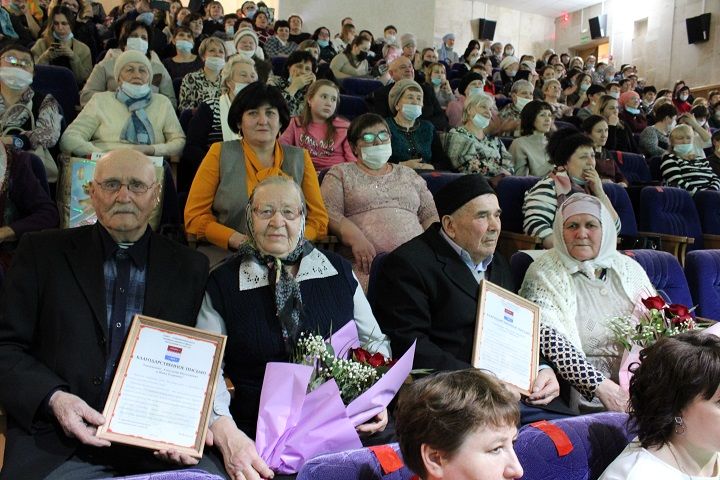 Женщина - великая тайна природы: в Новошешминске состоялось чествование женщин района (фоторепортаж)