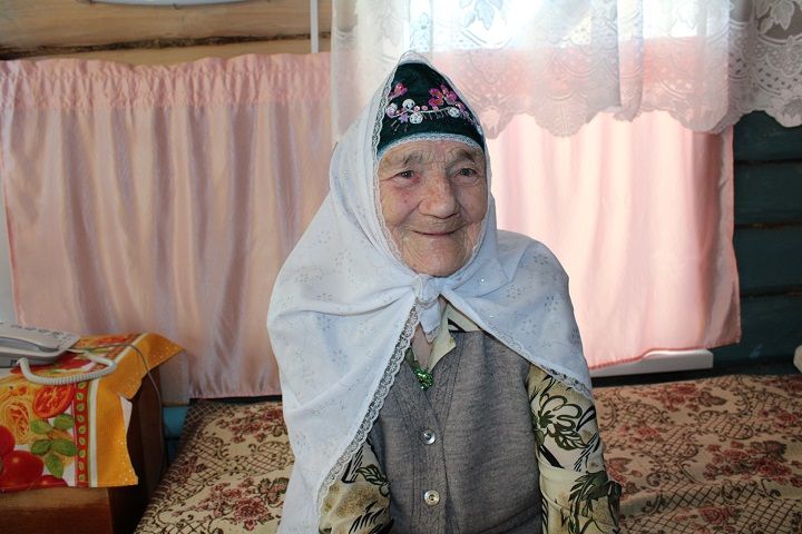 Чертуш авылында тырыш, чыдам һәм шат күңелле әби яши