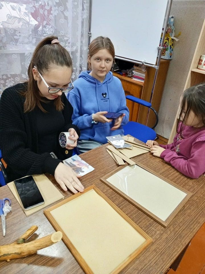 Сотрудники Чув. Чебоксарского СДК провели мастер-класс «Рамка из дерева для фото и картины»