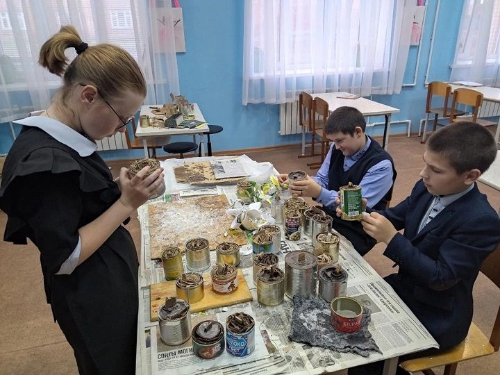 Черемухово мәктәбе активистлары чираттагы окоп шәмнәре партиясен ясаганнар