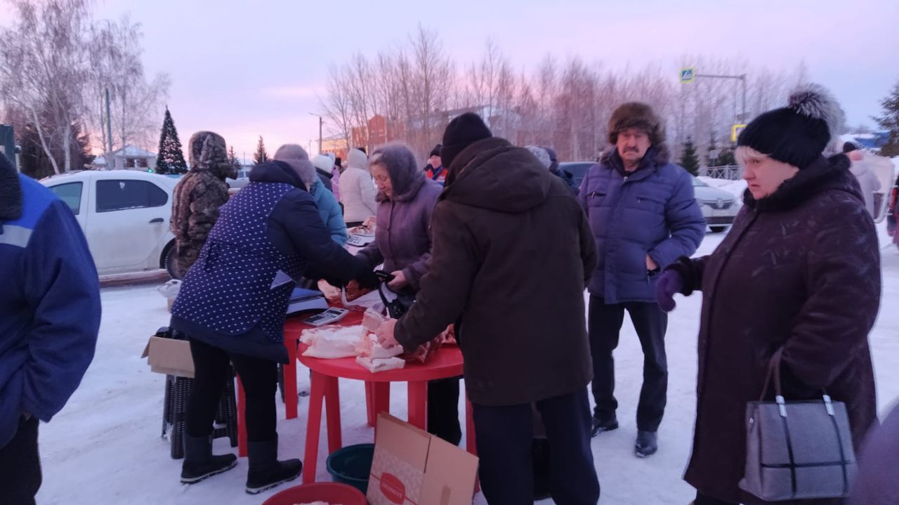 16 декабря в Новошешминске прошла первая предновогодняя ярмарка