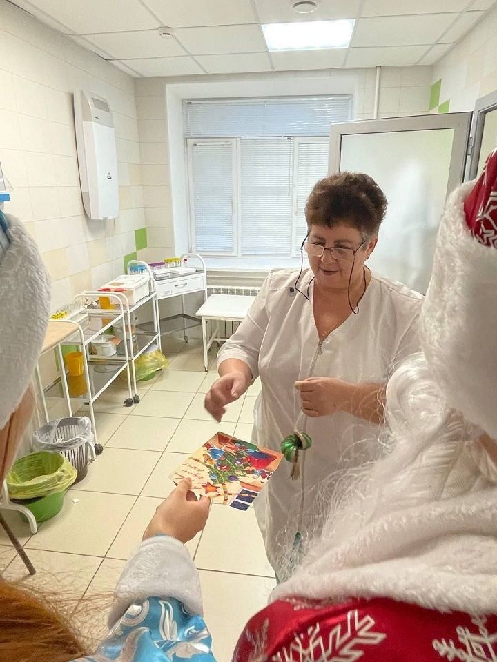 Детский Дед Мороз дарил настроение Новошешминским медикам