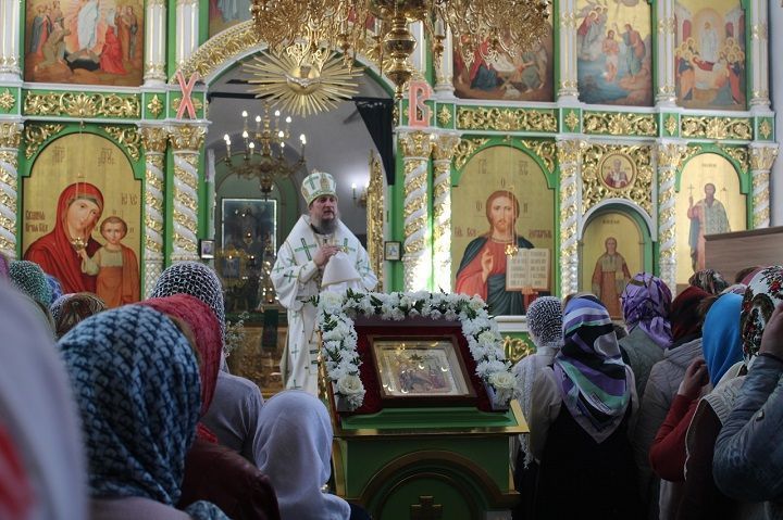«Вербное воскресенье» көнендә Яңа Чишмәгә Чистай һәм Түбән Кама епискобы Пахомий килгән