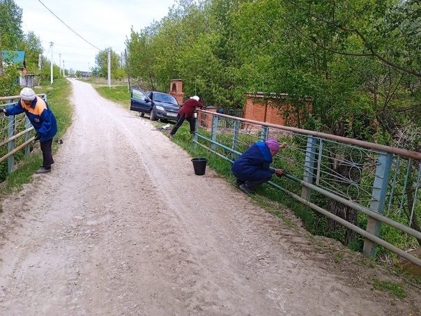Активисты из села Урганча покрасили мостовой переход