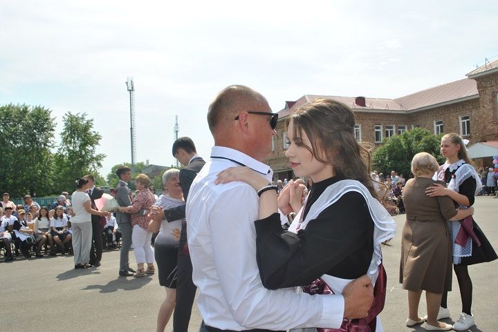 Последний школьный звонок прозвенел сегодня в Новошешминской гимназии (фоторепортаж, видео)