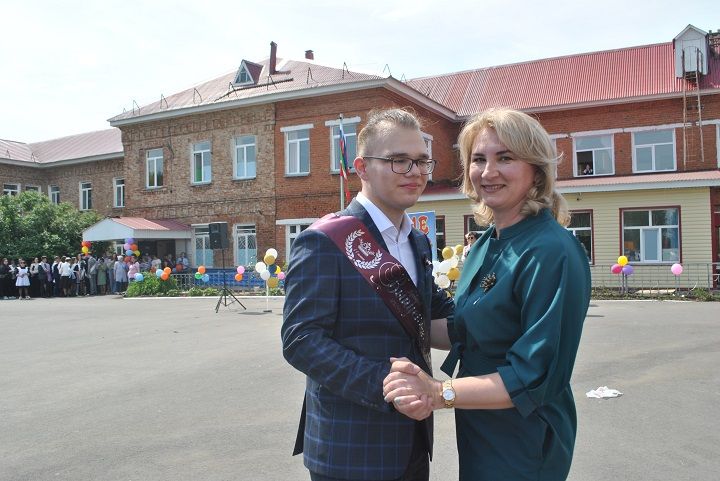 Последний школьный звонок прозвенел сегодня в Новошешминской гимназии (фоторепортаж, видео)