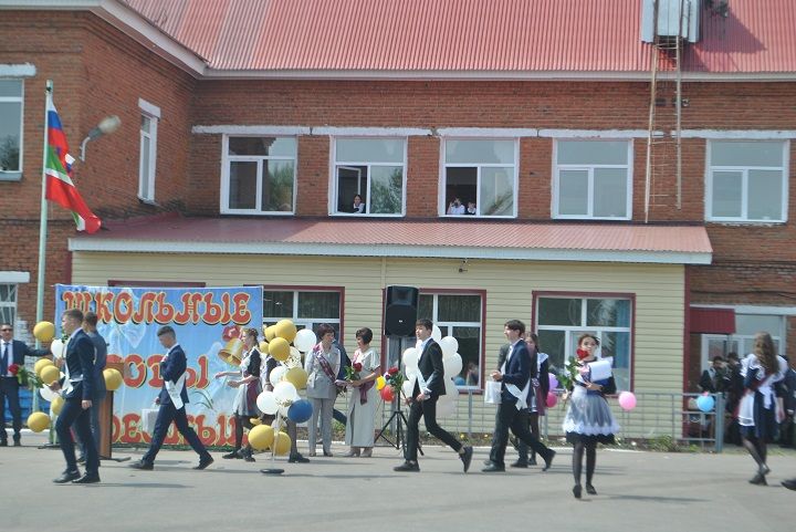 Последний школьный звонок прозвенел сегодня в Новошешминской гимназии (фоторепортаж, видео)