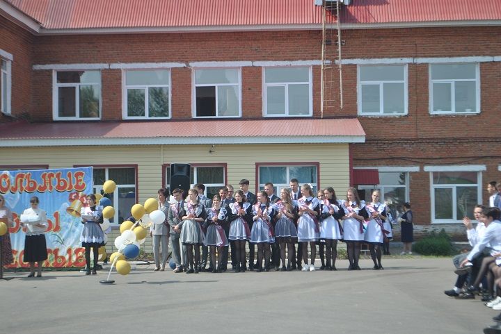 Последний школьный звонок прозвенел сегодня в Новошешминской гимназии (фоторепортаж, видео)