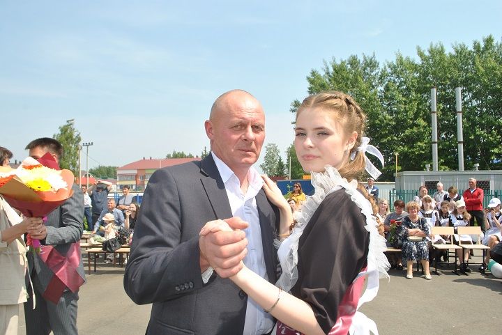 Последний школьный звонок прозвенел сегодня в Новошешминской гимназии (фоторепортаж, видео)