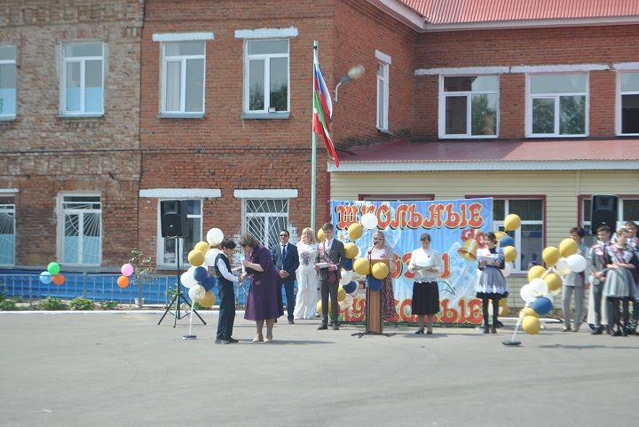 Последний школьный звонок прозвенел сегодня в Новошешминской гимназии (фоторепортаж, видео)