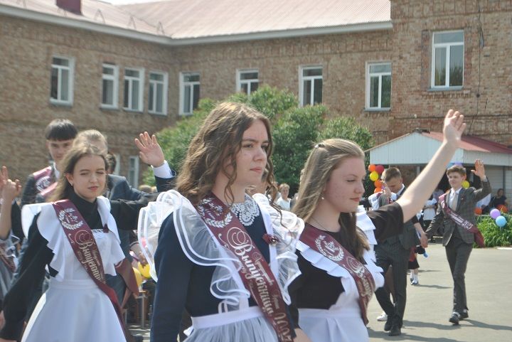 Последний школьный звонок прозвенел сегодня в Новошешминской гимназии (фоторепортаж, видео)