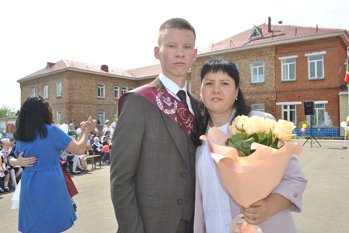 Последний школьный звонок прозвенел сегодня в Новошешминской гимназии (фоторепортаж, видео)