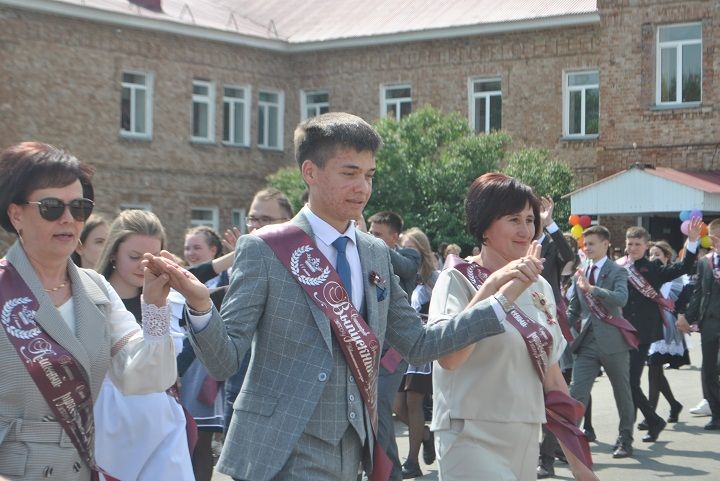 Последний школьный звонок прозвенел сегодня в Новошешминской гимназии (фоторепортаж, видео)