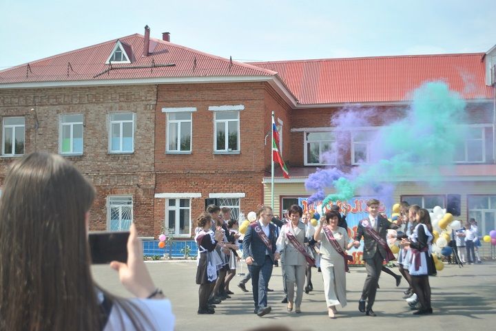 Последний школьный звонок прозвенел сегодня в Новошешминской гимназии (фоторепортаж, видео)