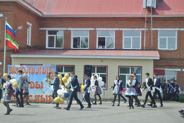 Последний школьный звонок прозвенел сегодня в Новошешминской гимназии (фоторепортаж, видео)