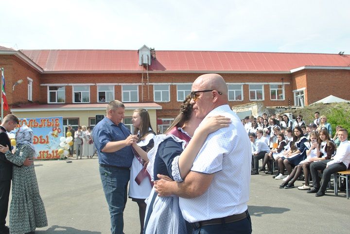 Последний школьный звонок прозвенел сегодня в Новошешминской гимназии (фоторепортаж, видео)