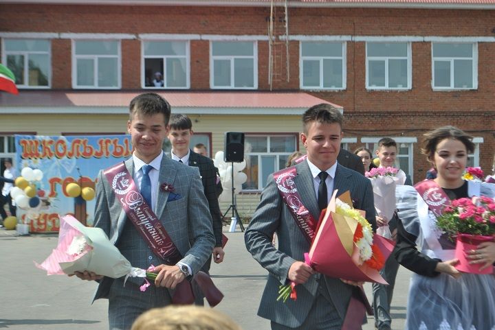 Последний школьный звонок прозвенел сегодня в Новошешминской гимназии (фоторепортаж, видео)