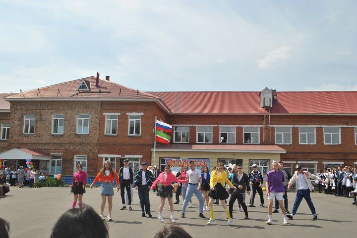 Последний школьный звонок прозвенел сегодня в Новошешминской гимназии (фоторепортаж, видео)