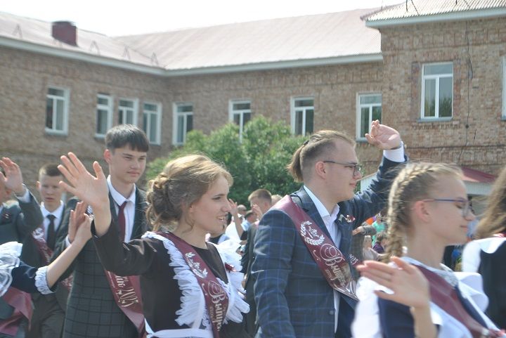 Последний школьный звонок прозвенел сегодня в Новошешминской гимназии (фоторепортаж, видео)