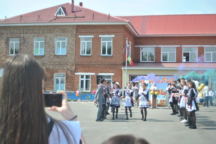 Последний школьный звонок прозвенел сегодня в Новошешминской гимназии (фоторепортаж, видео)