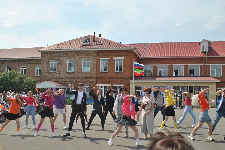 Последний школьный звонок прозвенел сегодня в Новошешминской гимназии (фоторепортаж, видео)