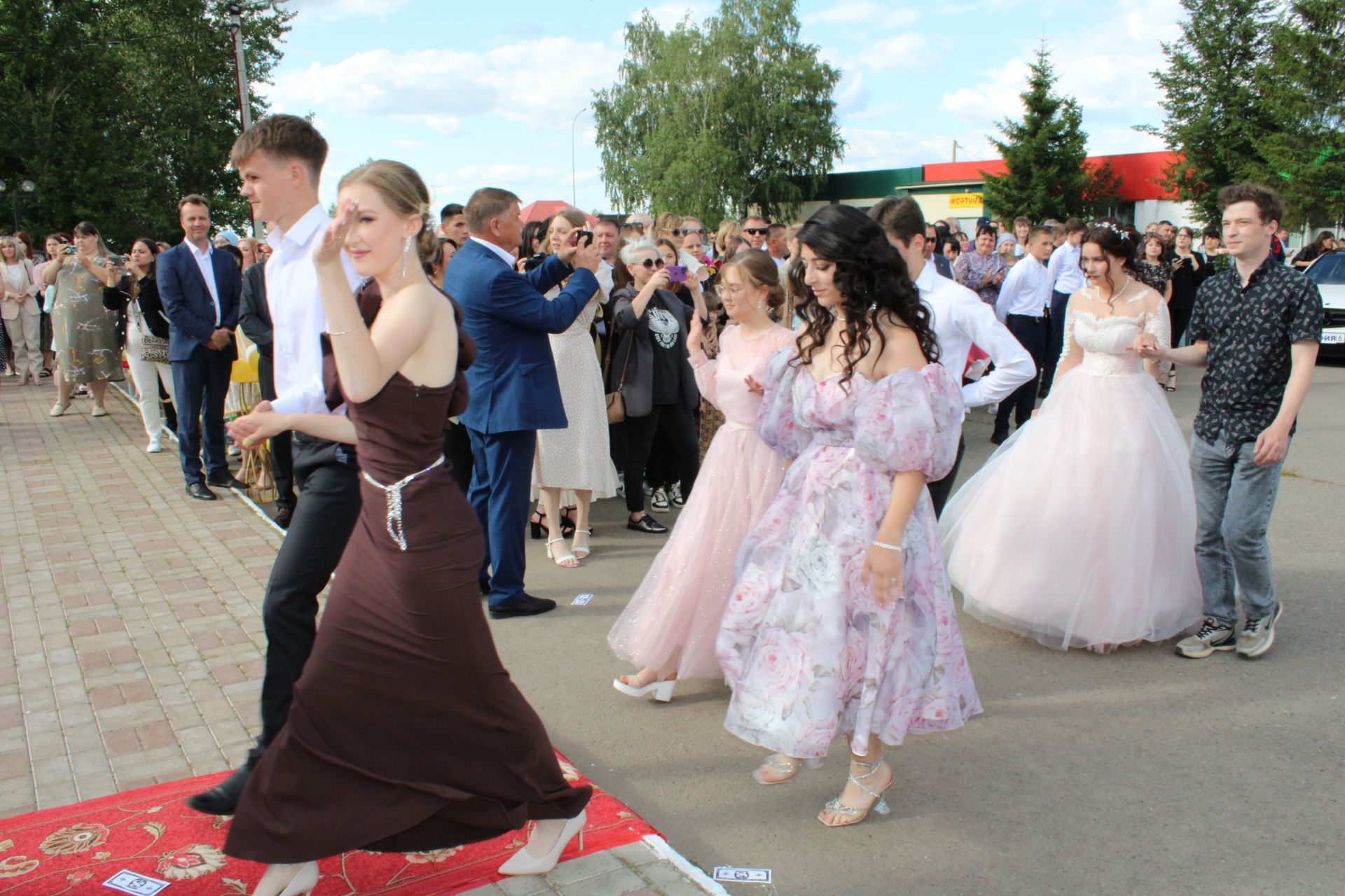 В добрый путь, выпускники!