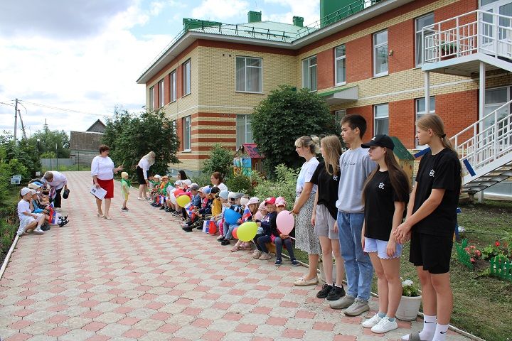 В Новошешминском детском саду «Золотой ключик» очередным деревцем пополнился «Сад памяти»