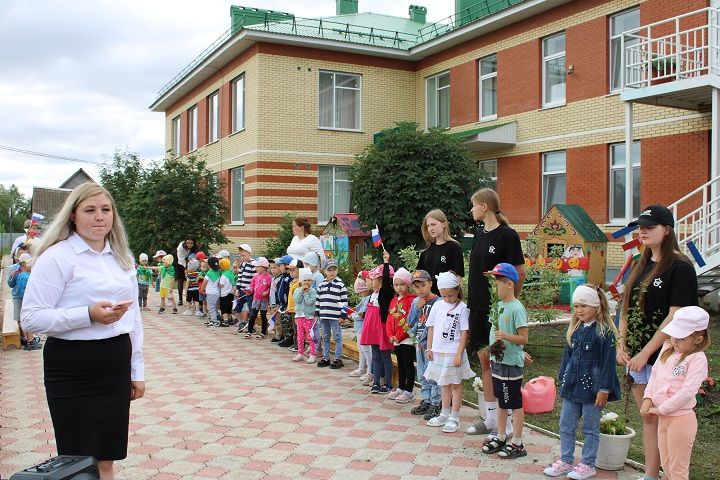 В Новошешминском детском саду «Золотой ключик» очередным деревцем пополнился «Сад памяти»