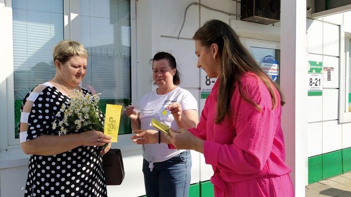 В преддверии Дня семьи, любви и верности сотрудники Центральной библиотеки провели акцию «Подари ромашку»