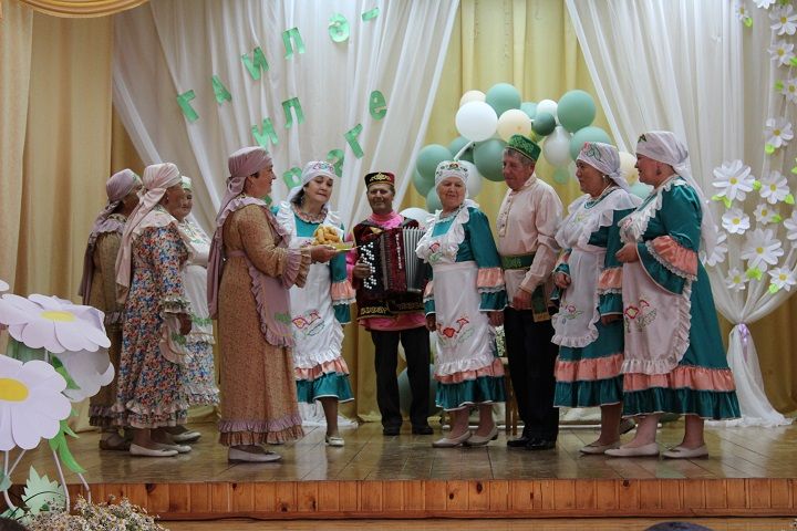 В Простых Челнах прошел праздник Дня семьи, любви и верности (фоторепортаж)