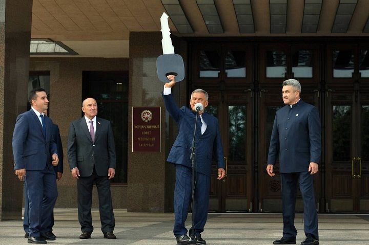 Новошешминскому отделу образования вручили ключи от нового автомобиля