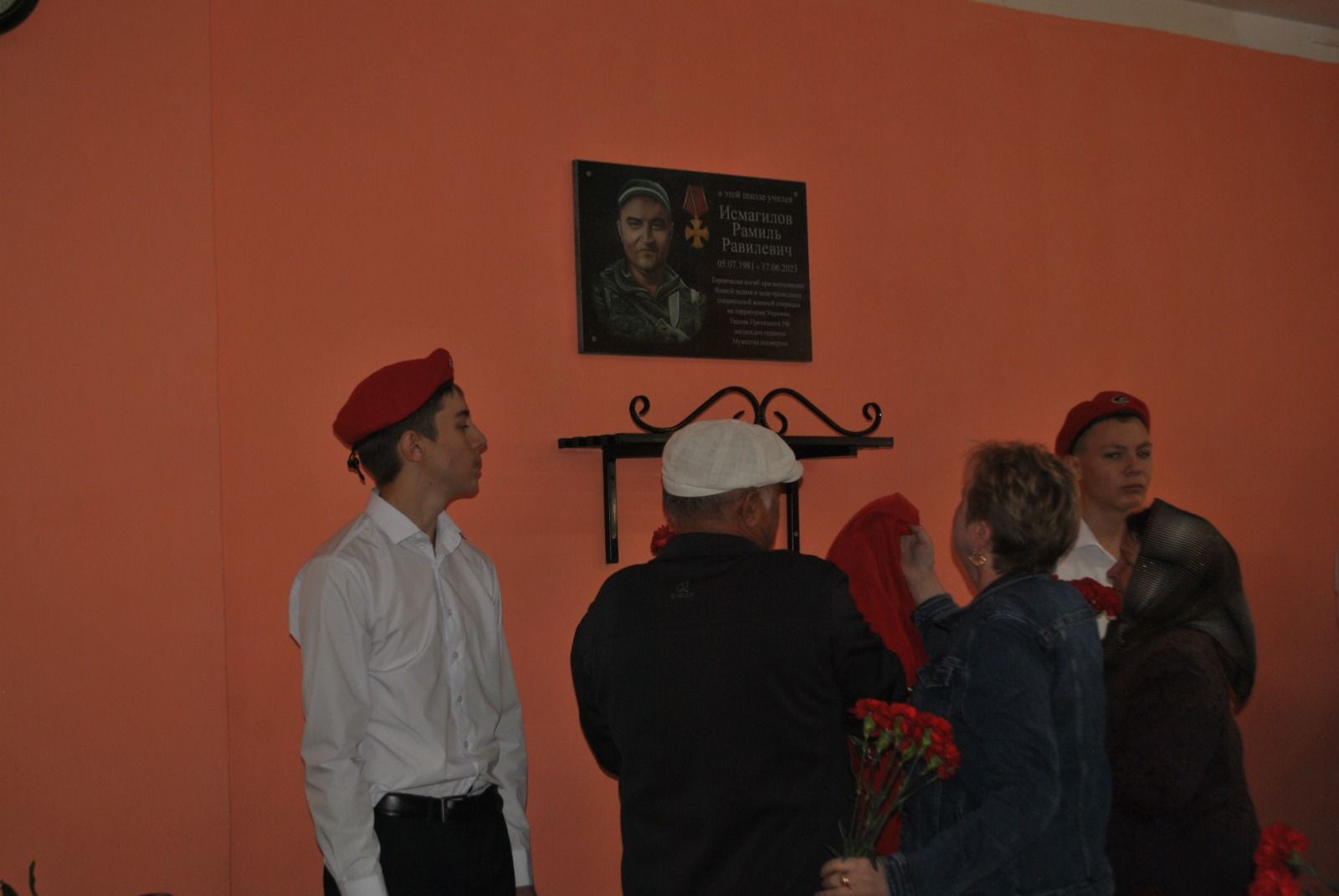 Красный Октябрь поселогында махсус хәрби операциядә һәлак булган хәрби истәлегенә мемориаль такта ачылды (Фоторепортаж)