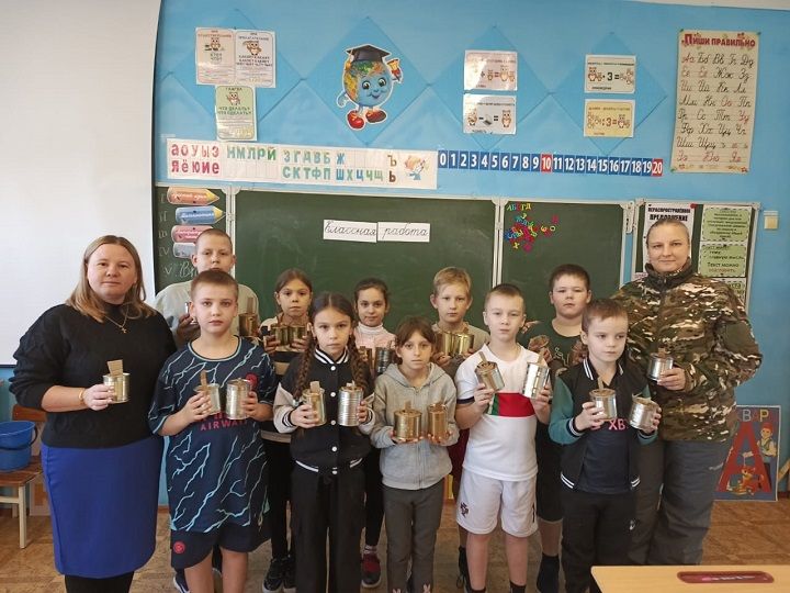 Краснооктябрьские школьники делают окопные свечи для бойцов
