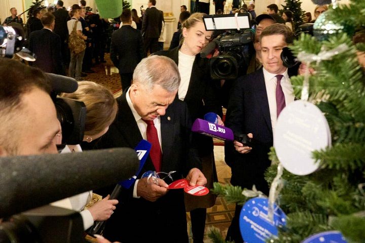 Рустам Минниханов поддержал детские мечты на всероссийской акции «Елка желаний»