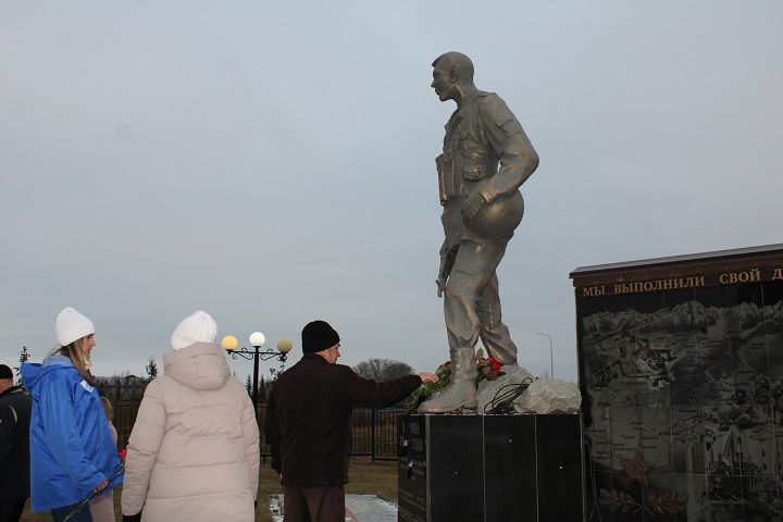 В память воинов-земляков (фоторепортаж)