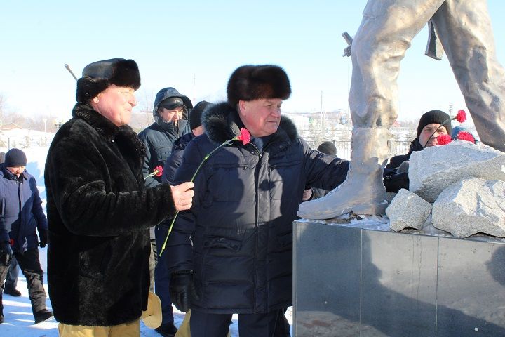 В Новошешминске прошел митинг, посвященный 35-ой годовщине вывода советских войск из Афганистана (фото и видео)