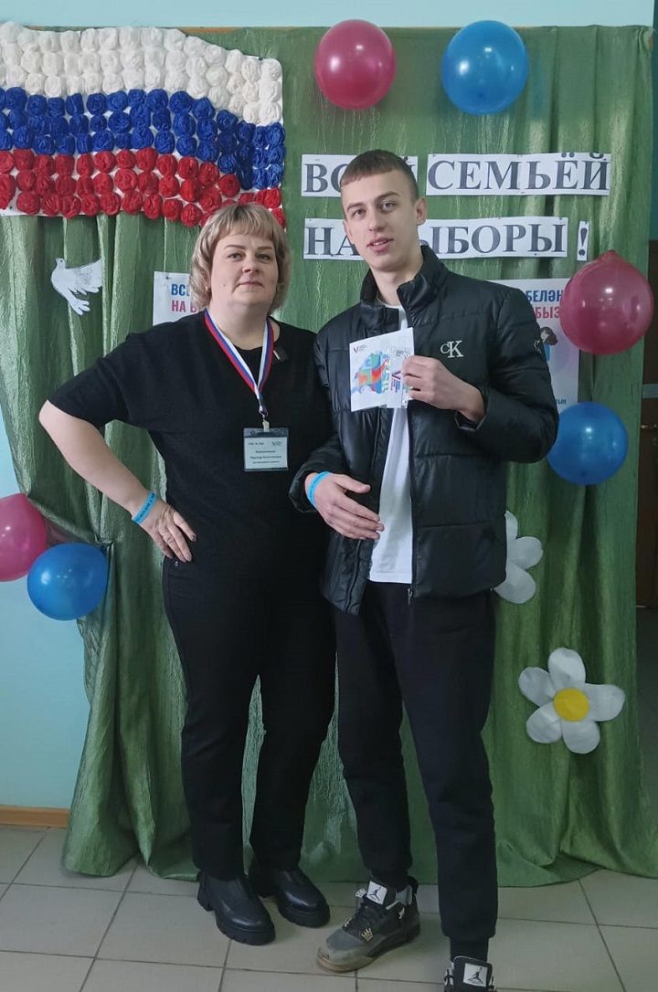 Анатолий Константинов голосует впервые